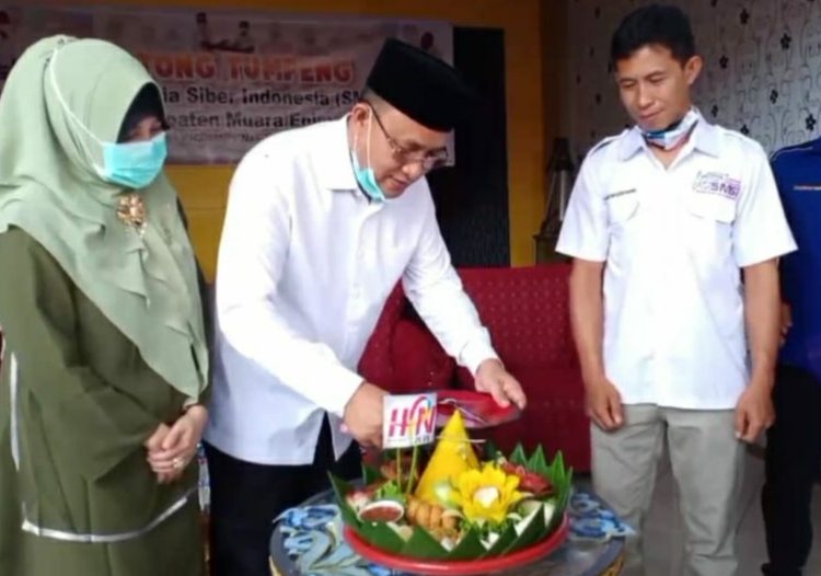 Meriahkan HPN 2021, Haji Juarsah Bersama SMSI Muara Enim Potong Tumpeng Bersama