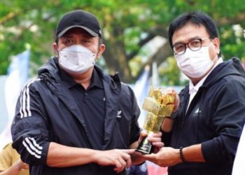 H Nasrun Umar Terima Penghargaan Pembina Olahraga Berprestasi dan Berdedikasi