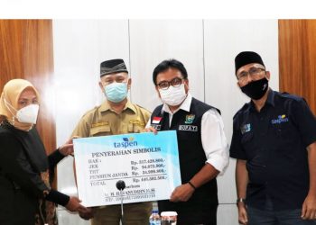 Keluarga Mendiang H. Hasanudin Terima Santunan dan Dana Pensiun