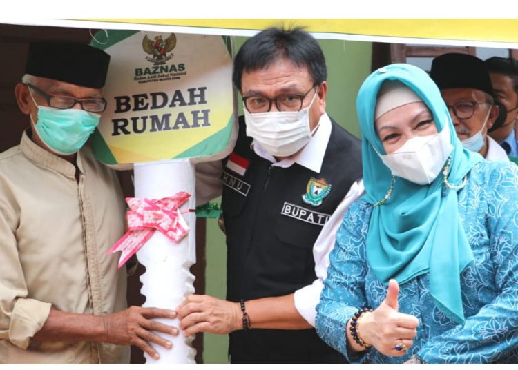Bapak Mat Denu Warga Kecamatan Rambang Terima Kunci Bedah Rumah