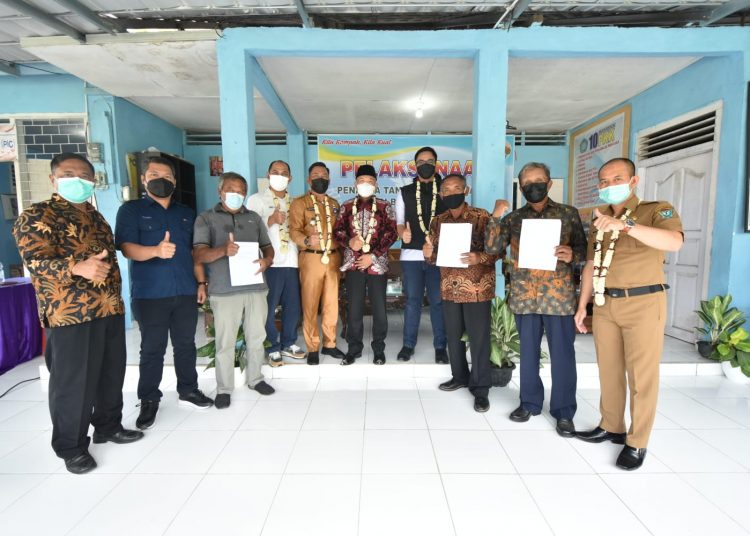 Warga Bukit Agung Menerima Surat Pengalihan Hak Tanah dari PT BA