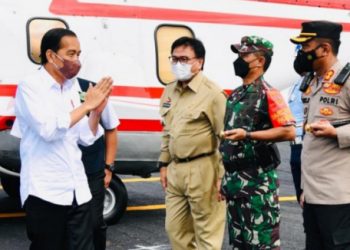 Pj Bupati Muara Enim H Nasrun Umar menyambut kedatangan Presiden Jokowi beserta rombongan di Bumi Serasan Sekundang Kabupaten Muara Enim