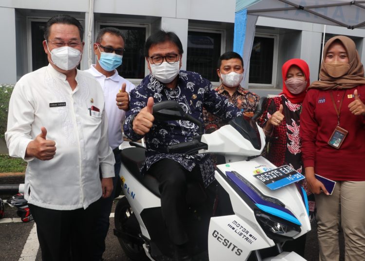 Pj Bupati Muara Enim Nasrun Umar sedang melakukan uji coba kendaraan listrik di halaman perkantoran Pemerintah Kabupaten Muara Enim