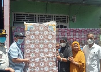 Camat Lawang Kidul dan CSR PT. BA Salurkan Bantuan Kepada Warga Terdampak Banjir