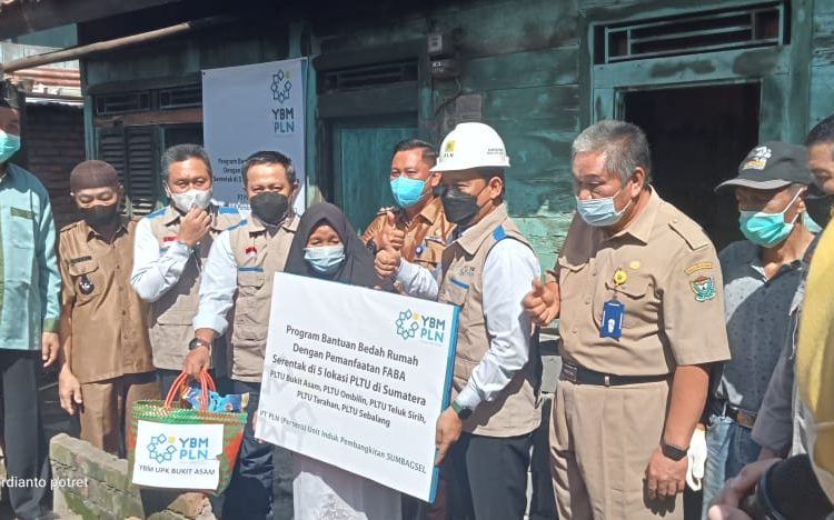 GM PLTU Joko Mulyono Lakukan Peletakan Batu Pertama Rumah Ibu Nursani