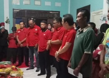 Di Sela Kegiatan Reses, GRK Sempatkan Mengunjungi Korban Kebakaran di Desa Lingga