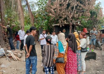 Kades Lingga Wakili Warga Desa Beri Bantuan Korban Kebakaran