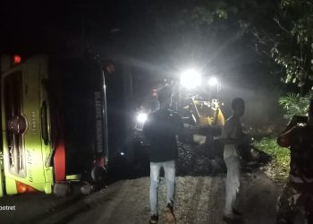 Mobil Angkutan Baru Terbalik di Tebing Simpang Air Paku Tanjung Enim
