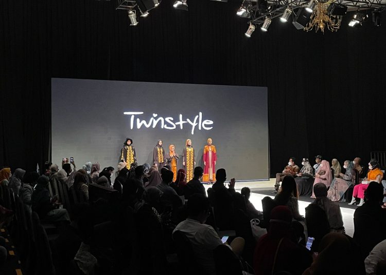 PTBA Tampilkan Batik Kujur di Indonesia Fashion Week 2022