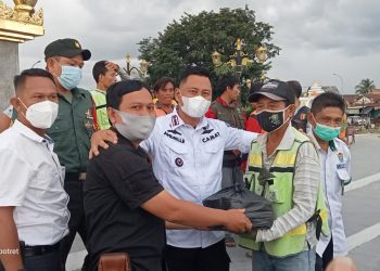 Andrille Martin Bagikan Paket Sembako ke Komunitas Ojek Lawang Kidul