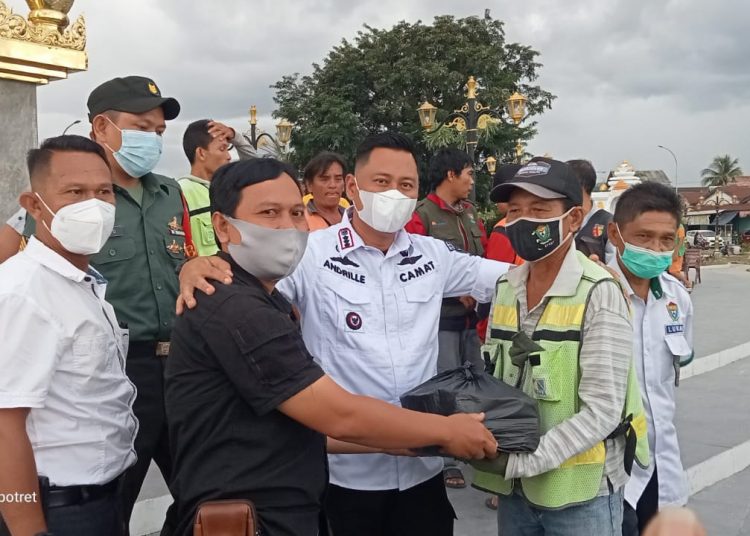 Andrille Martin Bagikan Paket Sembako ke Komunitas Ojek Lawang Kidul