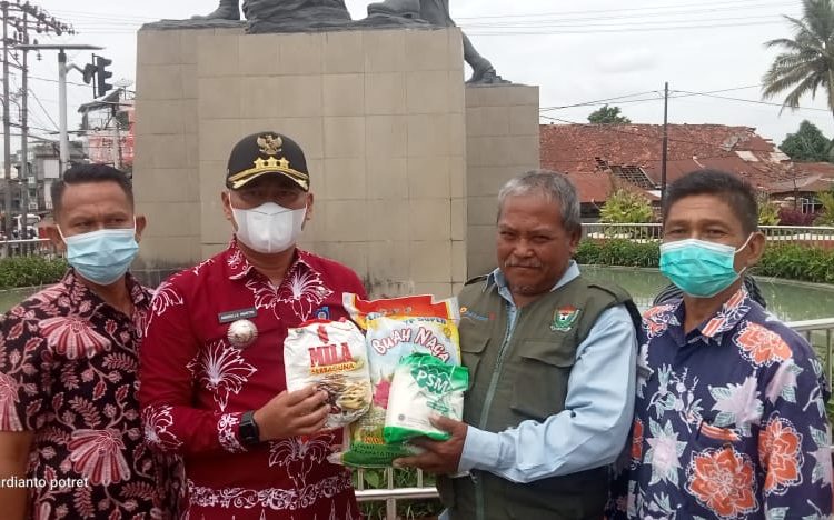 Camat Lawang Kidul Berikan Bantuan Sembako Kepada Abang Ojek dan Abang Becak Monpera