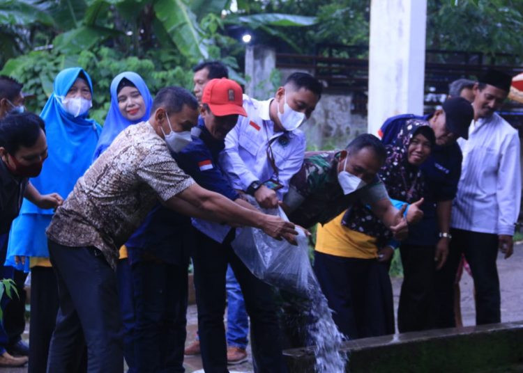 Peringati hari bumi sedunia, Ikatan Jurnalis Lawang Kidul Tabur Benih Ikan Lele