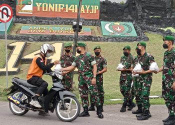 Berbagi Berkah, Yonif 141/AYJP Bagikan Takjil Hingga Lebaran