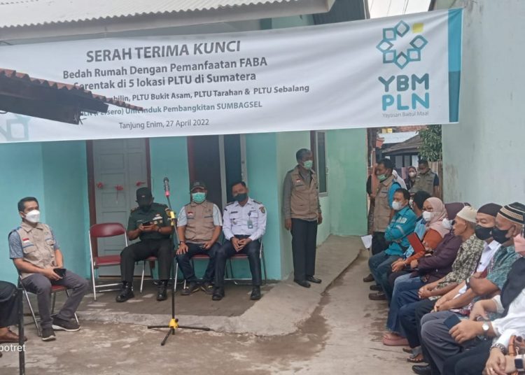 Warga Lawang Kidul Terima Kunci Bedah Rumah Program YBM PLN UPK Bukit Asam