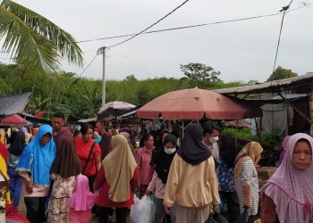 Mendekati Lebaran, Pasar Kalangan Desa Ujanmas Baru Diserbu Pengunjung