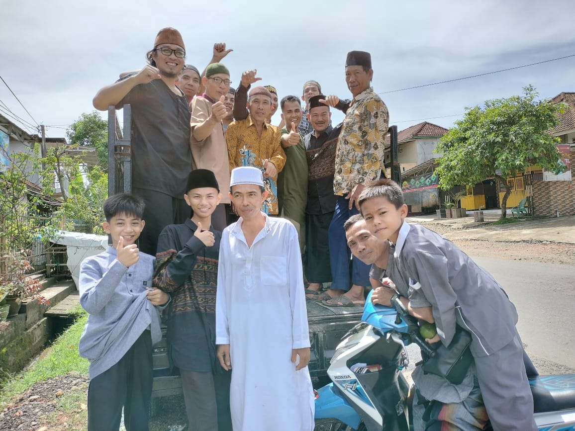 Setelah selesai Shalat Idul Fitri, warga Muhammadiyah melanjutkan silaturahmi kerumah rumah