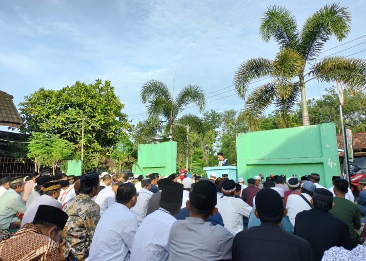 Warga Muhammadiyah Ujanmas Laksanakan Shalat Idul Fitri 1443 H di Halaman Masjid Istiqomah