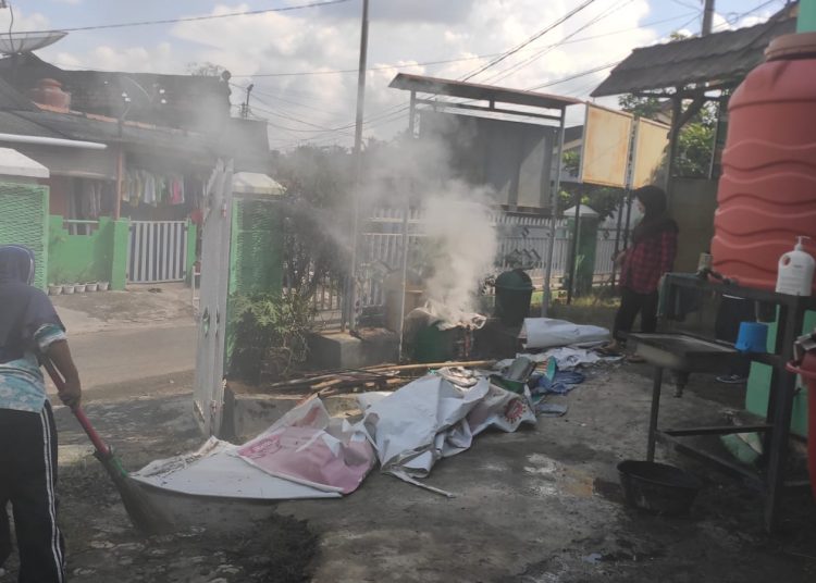 Manfaatkan Waktu Libur, Lurah Dan TP PKK Tanjung Enim Bersih Bersih Lingkungan Kantor