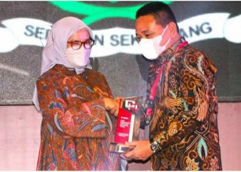 Kelola Pengaduan Pelayanan Publik Terbaik di Indonesia, Pemkab Muara Enim Terima Piala Anggara Birawa dari Menpan-RB