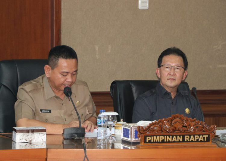 Plh.Bupati Serahkan Raperda Pertanggungjawaban pelaksanaan APBD Tahun Anggaran 2021 kepada DPRD