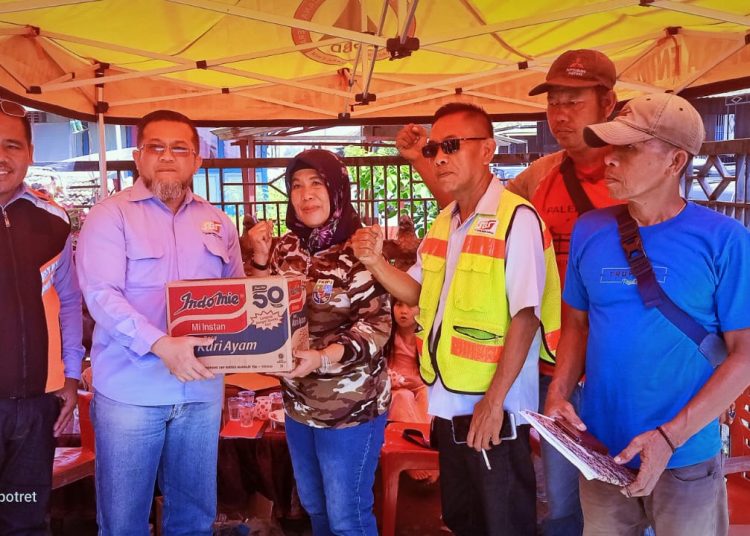 PT.SBS Salurkan Bantuan Sembako Untuk Korban Banjir