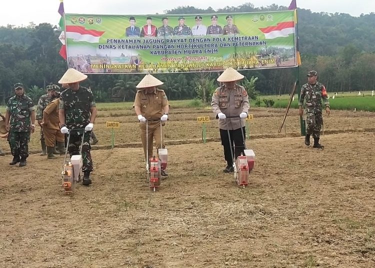 HUT TNI ke 77 Tahun 2022 Kodim 0404 Muara Enim Gelar Penanaman Jagung