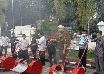 Pj.Bupati Ikuti Pemusnahan Barang  Bukti Kejahatan di Kejaksaan Negeri Muara Enim
