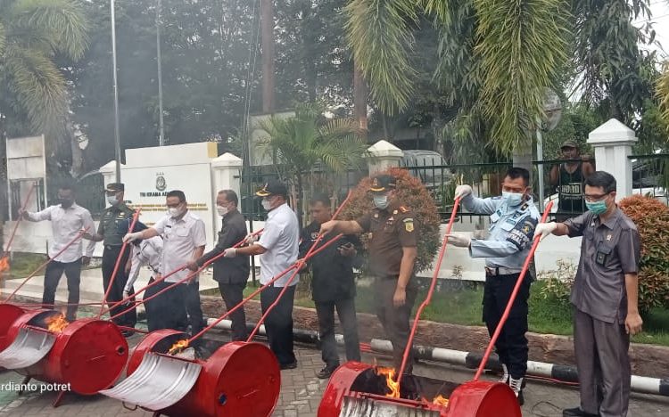 Pj.Bupati Ikuti Pemusnahan Barang  Bukti Kejahatan di Kejaksaan Negeri Muara Enim