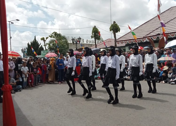 Masyarakat Lawang Kidul Antusias Tonton Gerak Jalan Indah Tingkat SMP,SMA Dan Umum