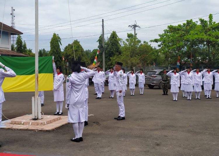 Pasukan Paskibra Kecamatan Gunung Megang Siap Mengibarkan Bendera Merah Putih
