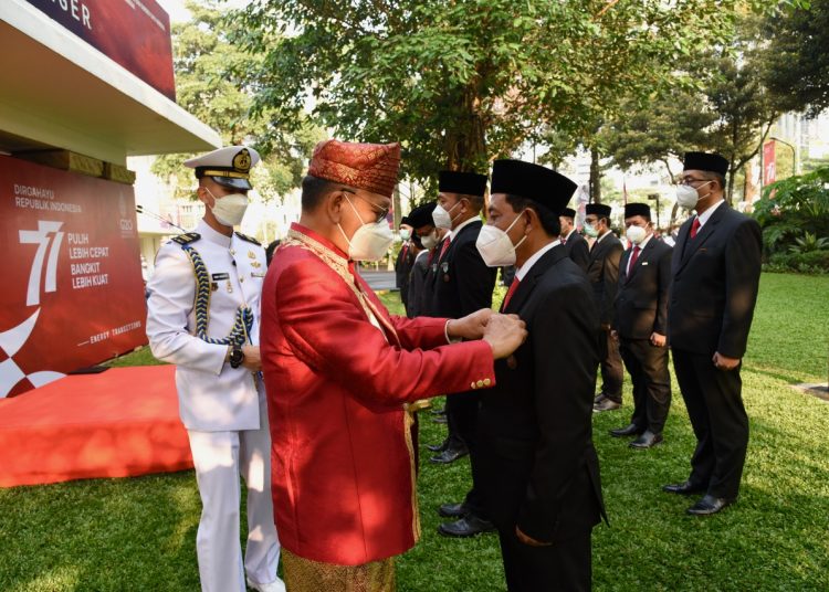 2 Pegawai Bukit Asam Dianugerahi Tanda Kehormatan Dari Presiden Jokowi