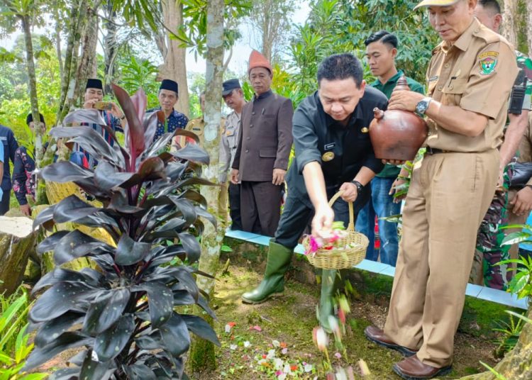 Sedekah Dan Ziarah ke Makam Puyang Marga Tembelang di Desa Ujanmas Lama di Hadiri Langsung Pj.Bupati Muara Enim