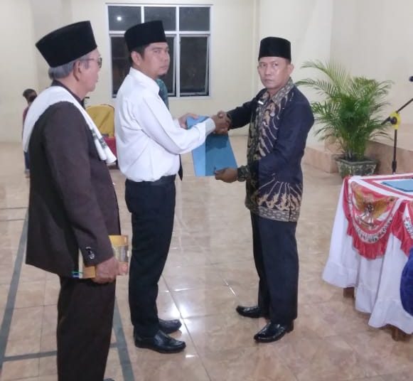 Kepala Desa Ujanmas Baru Lantik Perangkat Desa
