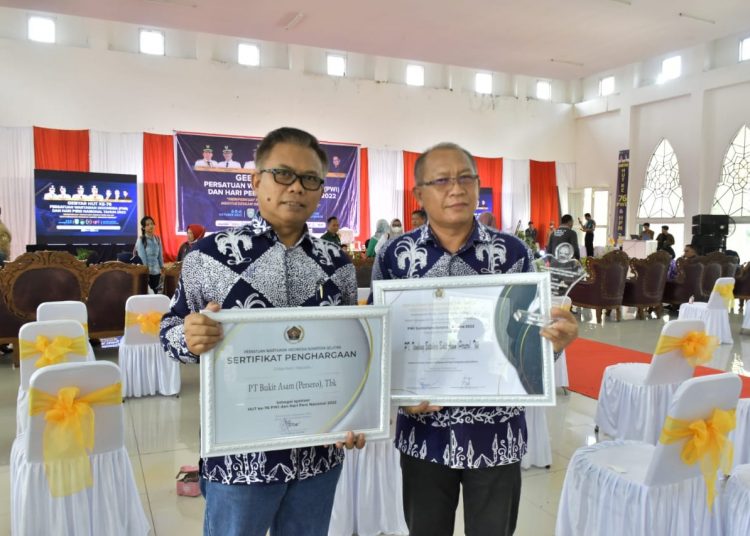 PTBA Terima Penghargaan Dari PWI Sumsel