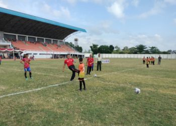 Kasdim 0404 Muara Enim Mayor Jauhari lakukan tendangan pertama pada pembukaan Garuda Cup 2022 zona Sumatera Selatan