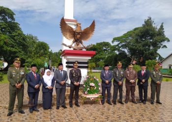 Peringatan Hari Pahlawan Pj.Bupati Muara Enim Tabur Bunga Dan Berdoa di Taman Makam Ksatria