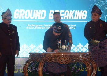 HUT Kabupaten Muara Enim, Gubernur Sumatera Selatan Herman Deru Meresmikan Pembangunan Talud Dinding Penahan Tanah