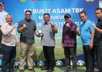 PTBA Beri Bantuan Untuk Dukung Kemajuan Sepak Bola di Sumatera Selatan