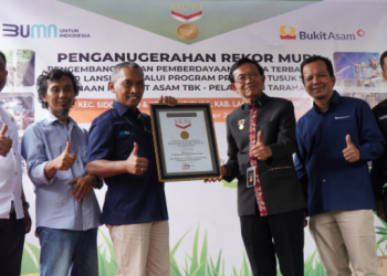Rekor! PTBA Dan Peguyuban Krajan Berdayakan 1.127 Lansia Produksi Tusuk Sate