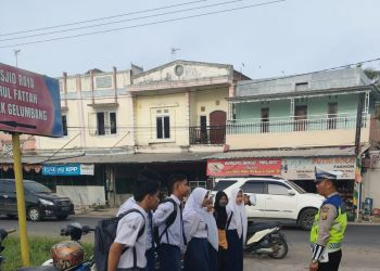 BKO Polantas Gelumbang Tegur Siswa Taati Aturan Lalulintas