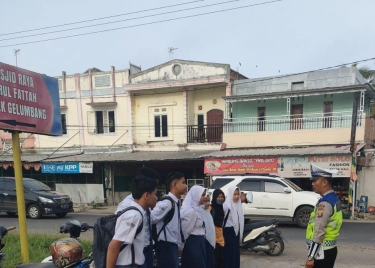 BKO Polantas Gelumbang Tegur Siswa Taati Aturan Lalulintas