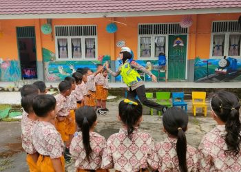Ade Apa..? Polwan Cantik Polres Muara Enim Datangi  Anak -Anak TK