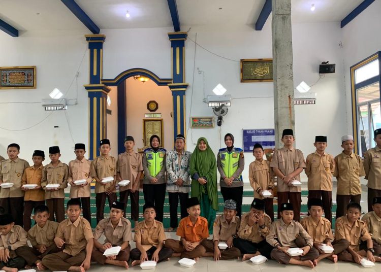 Satlantas Polres Muara Enim Sambangi Anak Yatim