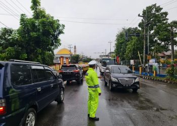 Muara Enim Diguyur Hujan, Polantas Tetap Terjun Atur Lalin & Himbauan