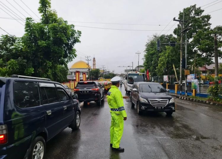 Muara Enim Diguyur Hujan, Polantas Tetap Terjun Atur Lalin & Himbauan