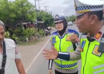 Terima Laporan Warga Kasatlantas Dan Personil Turunkan Penumpang Dari Atap Mobil