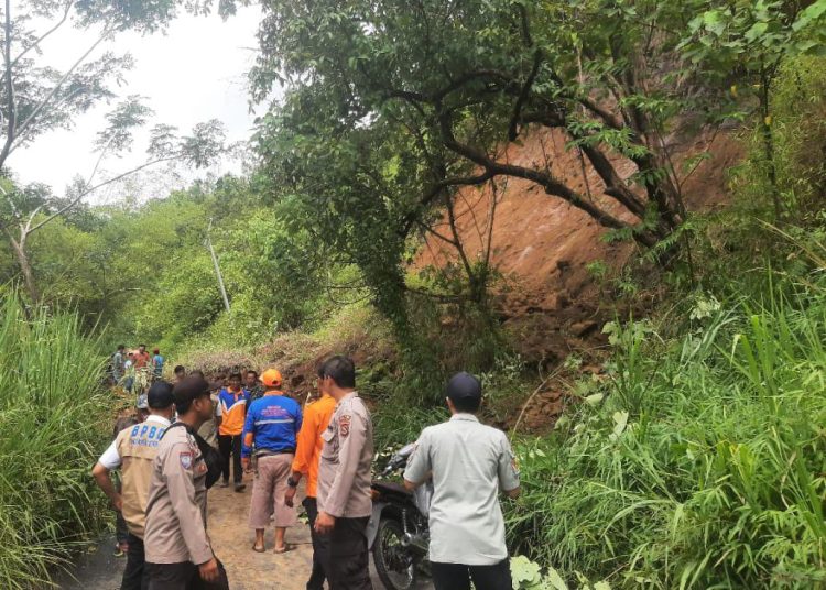 Bencana Tanah Longsor, Polisi Terjun Tanggap Cepat di TKP