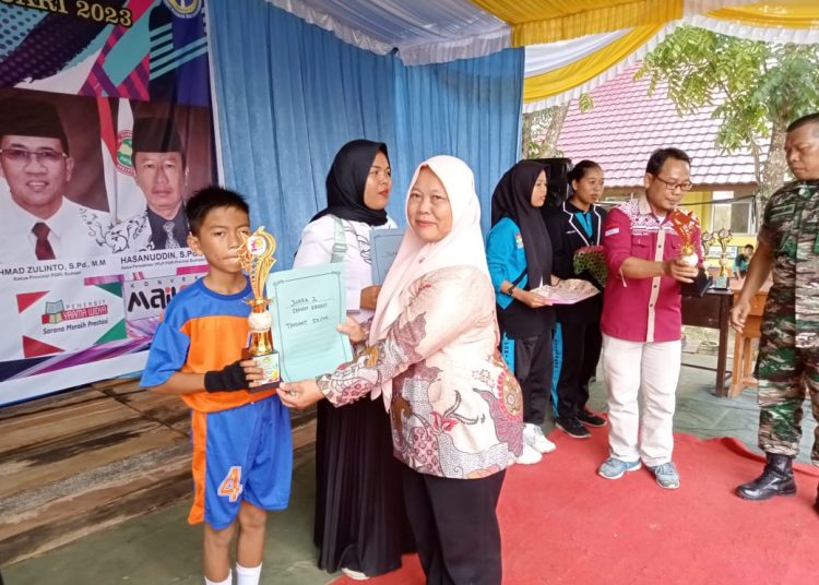 Festival Seni Fesbukan se-Sumsel di SMA PGRI Gelumbang Banjir Tropi & Hadiah
