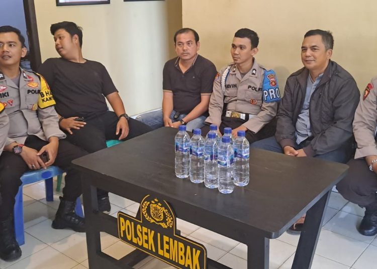 Polsek Lembak Ikut Nobar Wayang Kulit Live Streaming Bersama Mabes Polri